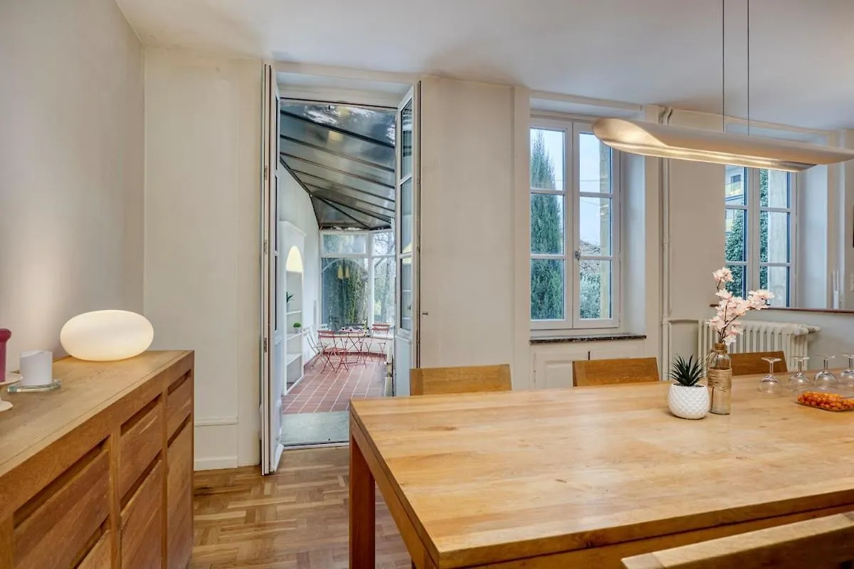 Bedroom 2 - Authentic Charm - Coliving Historic House Ferney-Voltaire Apartamento