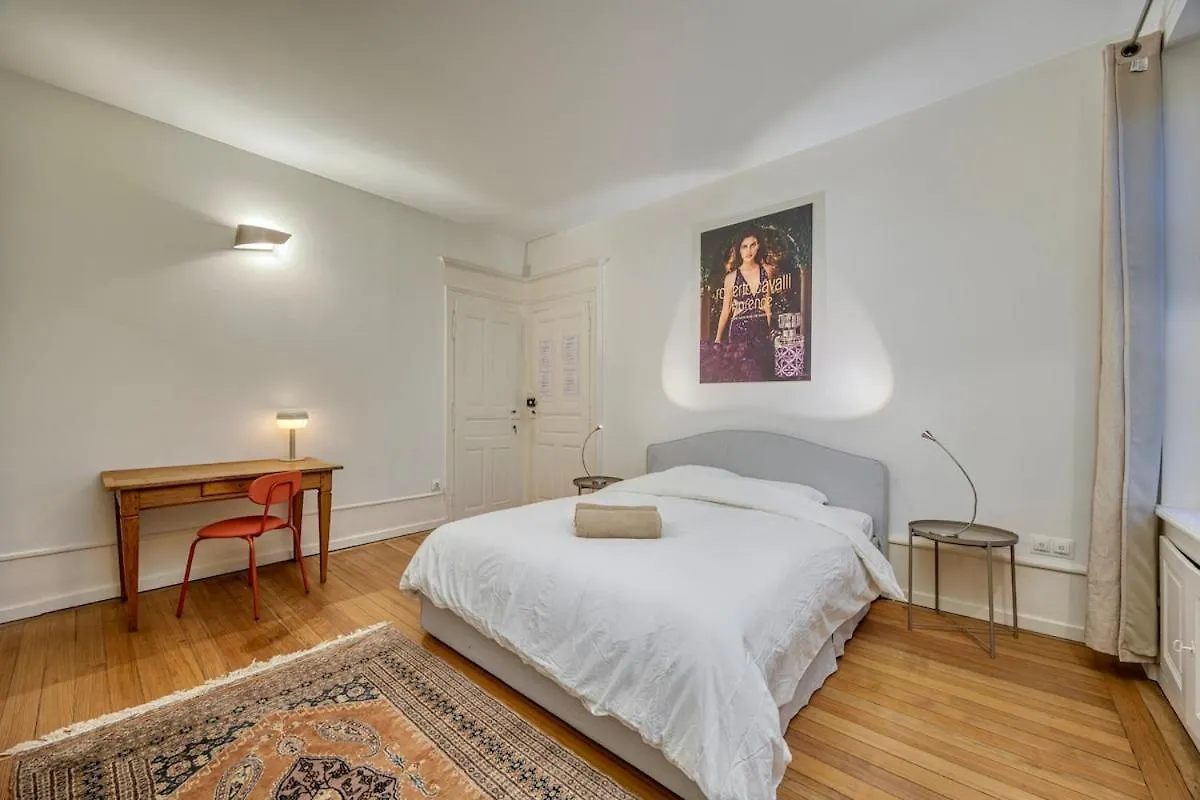 Bedroom 2 - Authentic Charm - Coliving Historic House Ferney-Voltaire Apartamento